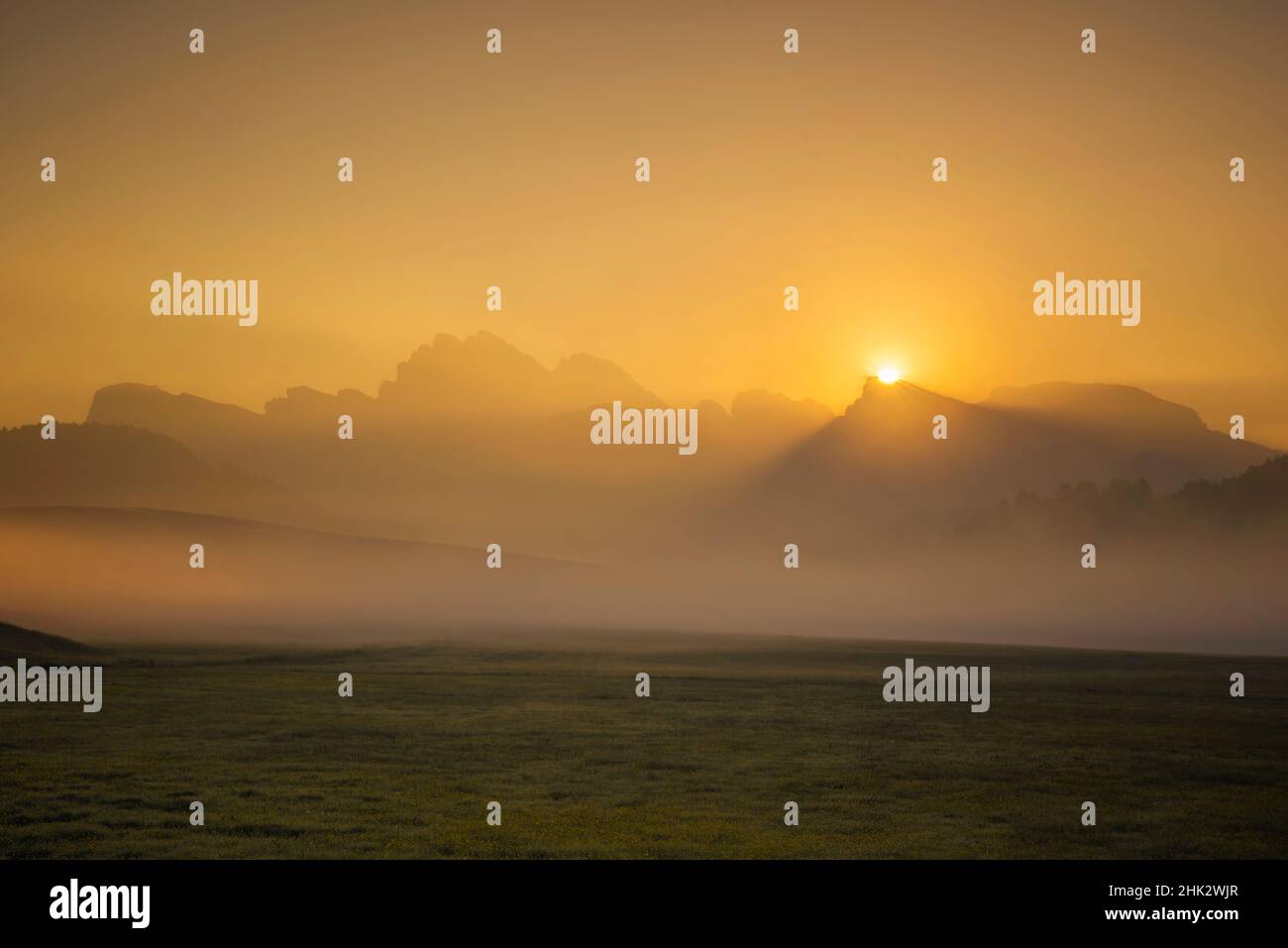 Europa, Italien, Südtirol. Sonnenaufgang auf dem Sasso Lungo und dem Sasso Piatto Gebirge. Stockfoto