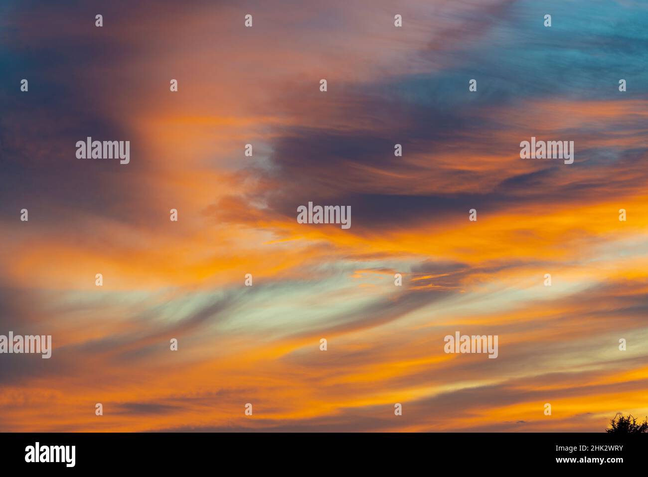 USA, Idaho. Hinterleuchtete Cirrus-Wolken können einen herrlichen Sonnenuntergang machen. Stockfoto