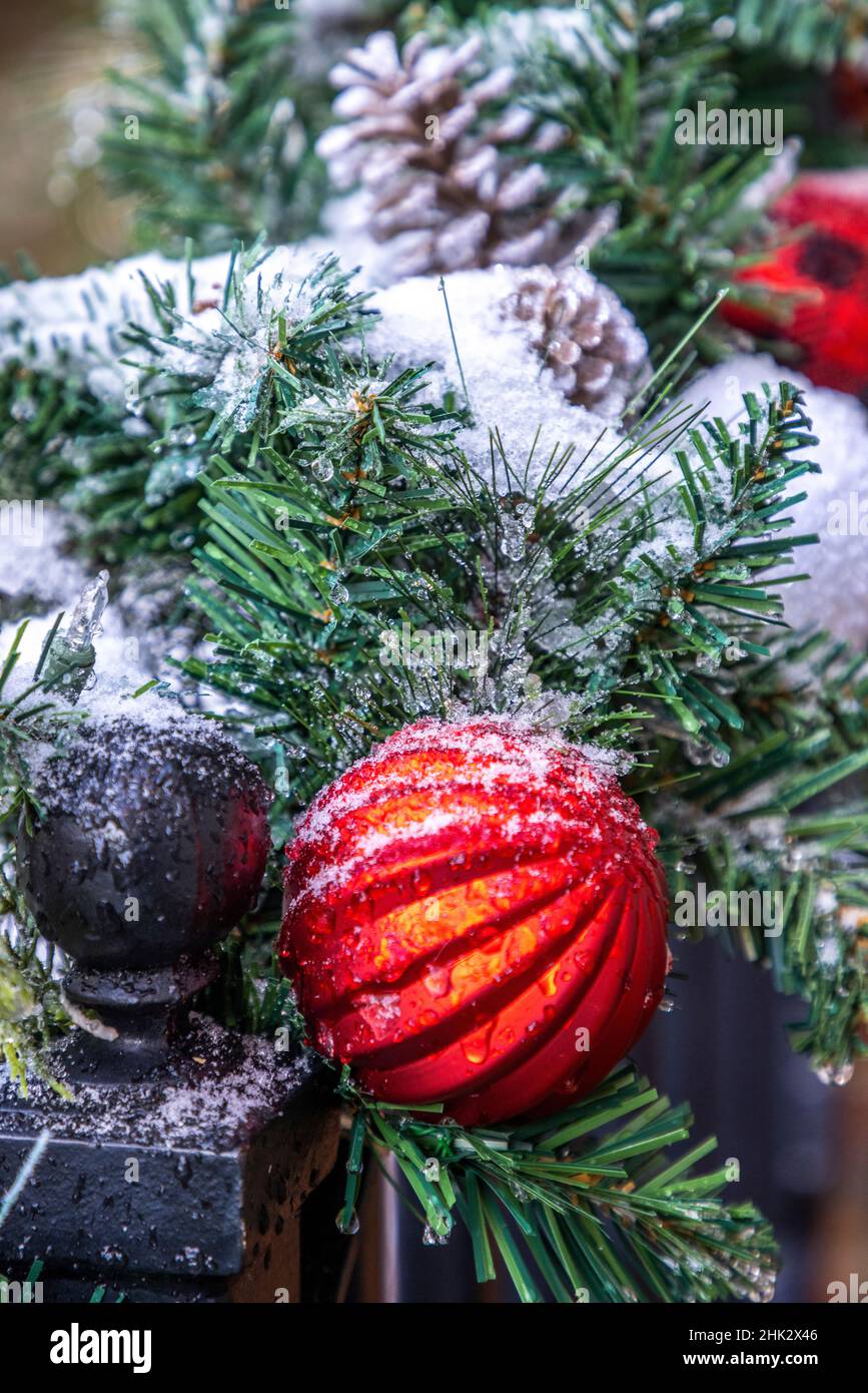 USA, Maryland, Bethesda, erster Schneefall auf Weihnachtsdekoration Stockfoto