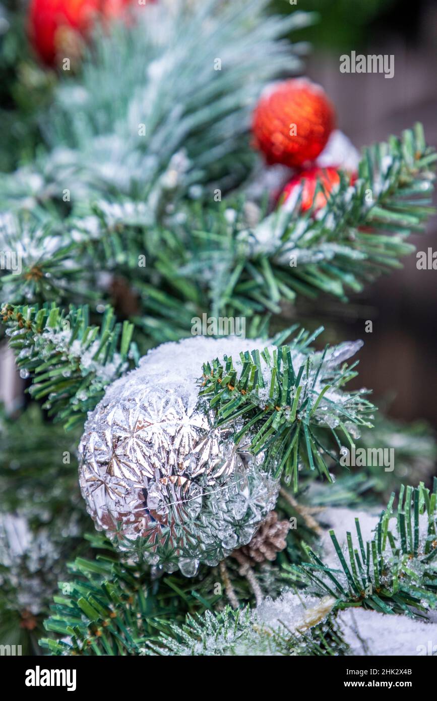 USA, Maryland, Bethesda, erster Schneefall auf Weihnachtsdekoration Stockfoto