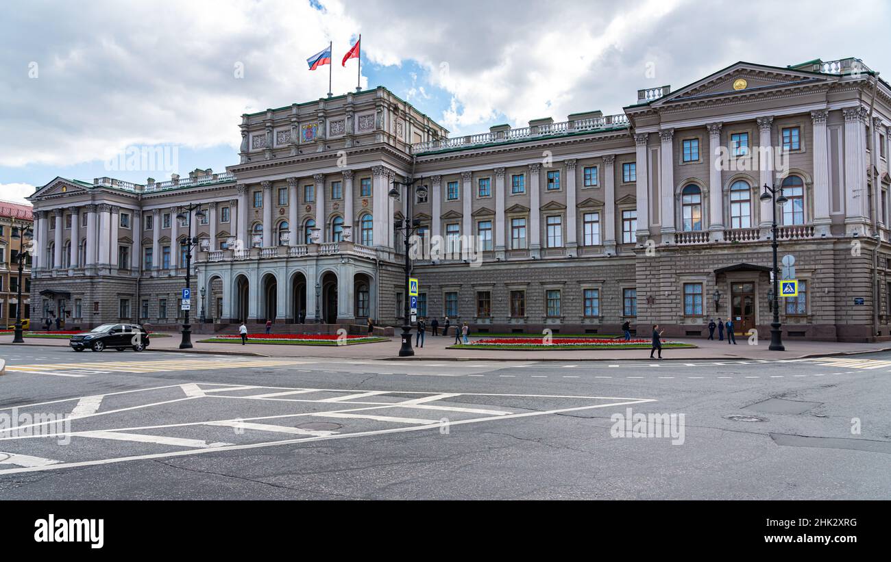 St. Petersburg, Russland - 14. August 2020: Ansichten von St. Petersburg: Das Gebäude des Mariinsky-Palastes auf dem Isaaksplatz Stockfoto