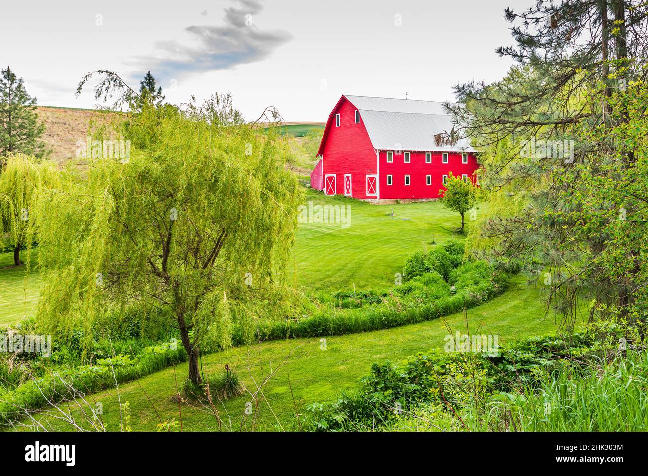 Colfax, Staat Washington, USA. Eine rote Scheune auf einem Bauernhof in den Palouse Hügeln. (Nur Für Redaktionelle Zwecke) Stockfoto