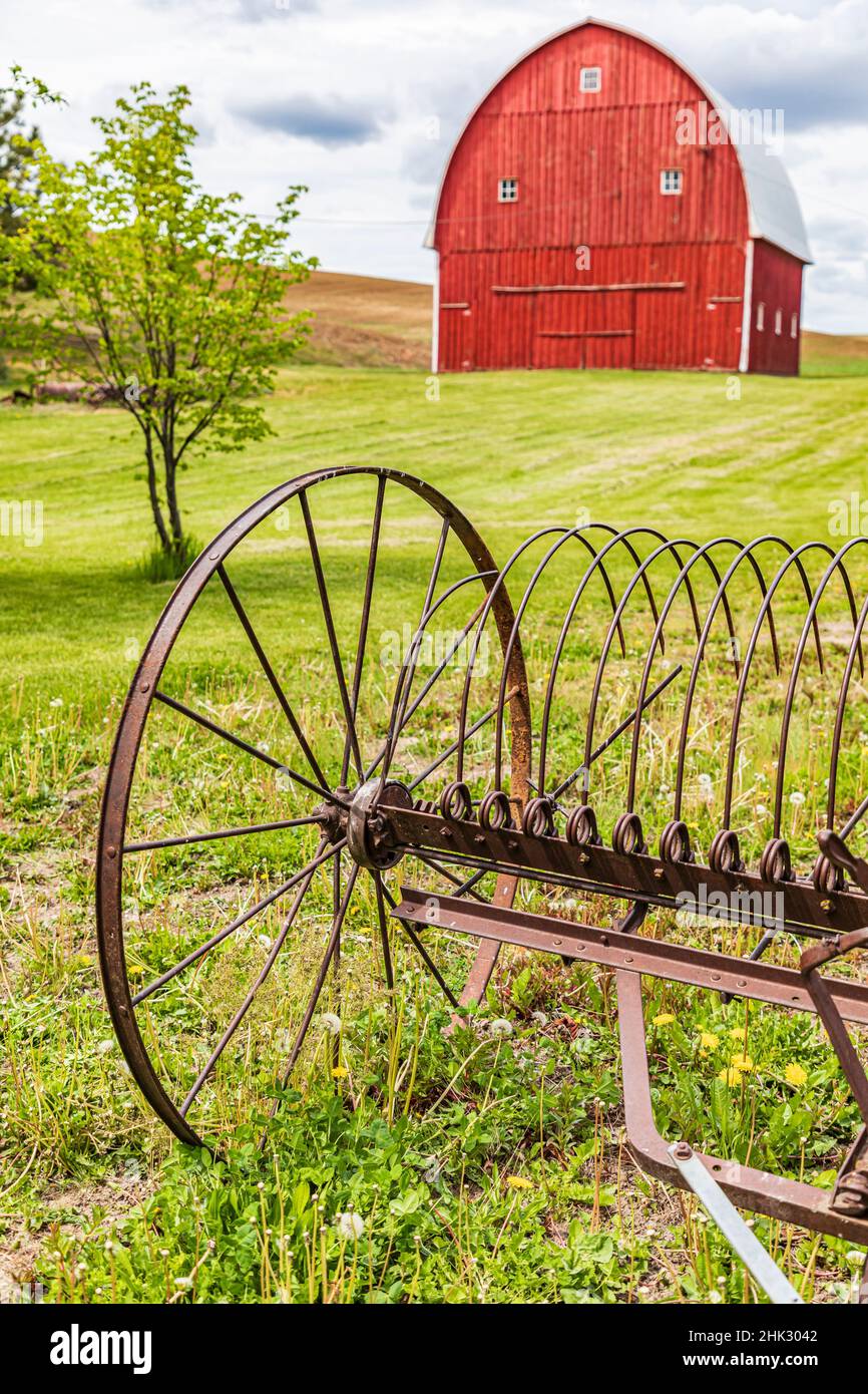 Albion, Staat Washington, USA. Rote Scheunen und antike landwirtschaftliche Ausrüstung in den Palouse Hügeln. (Nur Für Redaktionelle Zwecke) Stockfoto