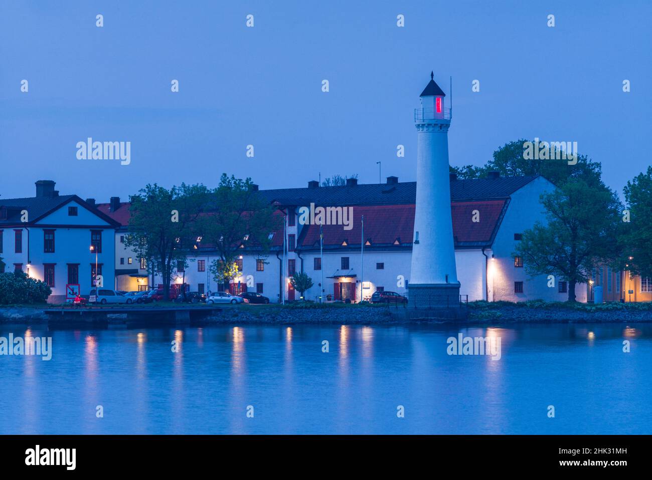 Südschweden, Karlskrona, Stumholmen Island, Leuchtturm und historischer Marinestützpunkt, Abenddämmerung Stockfoto