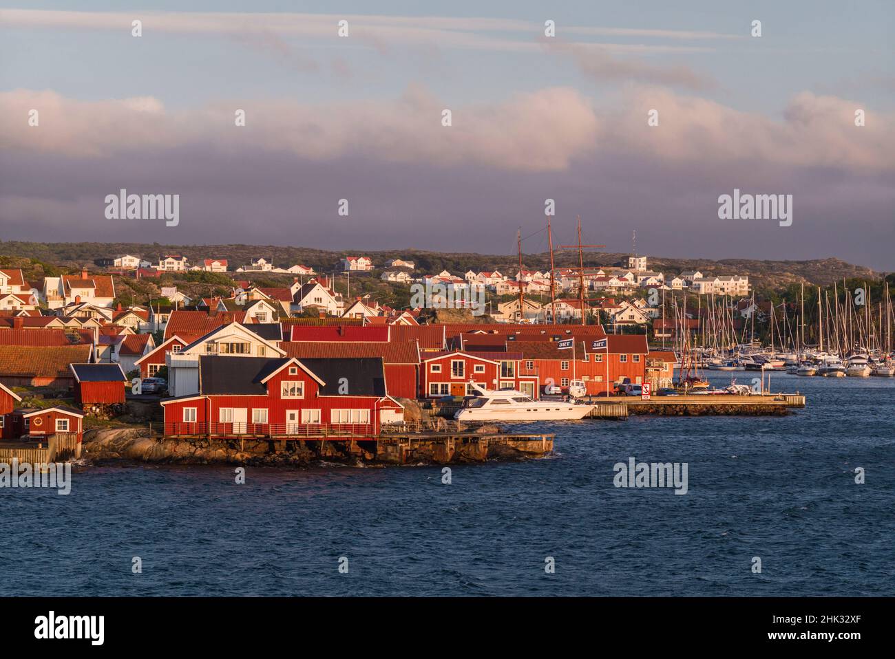 Schweden, Bohuslan, Tjorn Island, Skarhamn, Skyline der Stadt, Sonnenuntergang Stockfoto