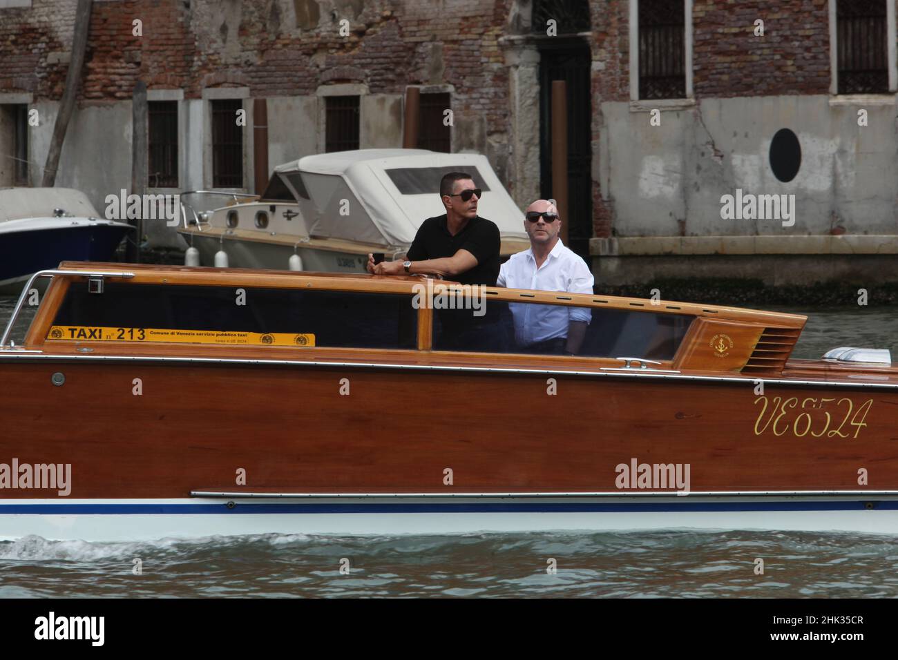 Domenico Dolce und Stefano Gabbana im Wassertaxi in venedig Stockfoto