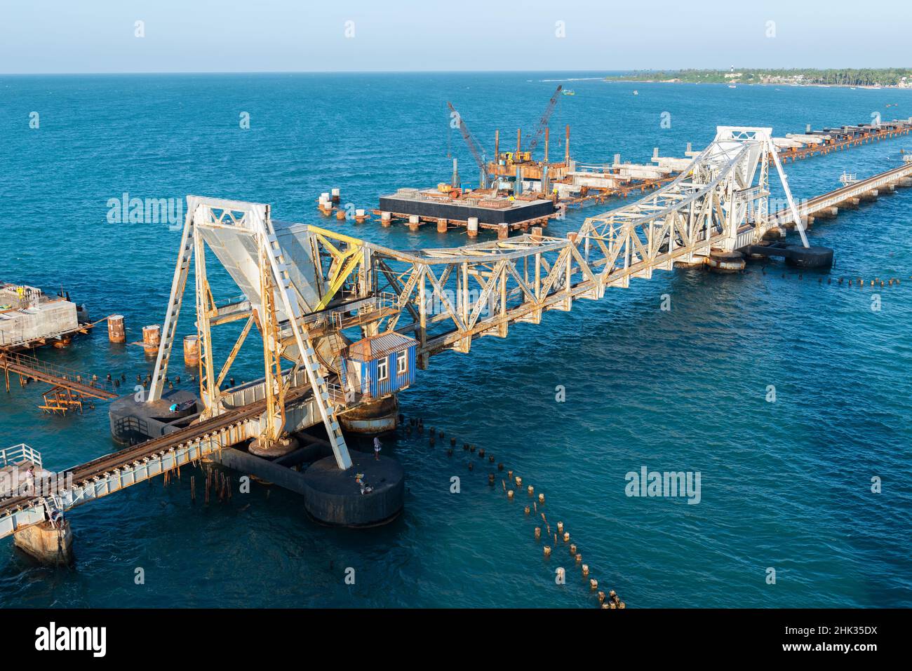 Rameswaram, Indien - Januar 2022: Bau einer neuen Eisenbahnbrücke, die die Stadt Rameswaram auf der Insel Pamban mit dem indischen Festland verbindet. Die alte Ziehbrid Stockfoto