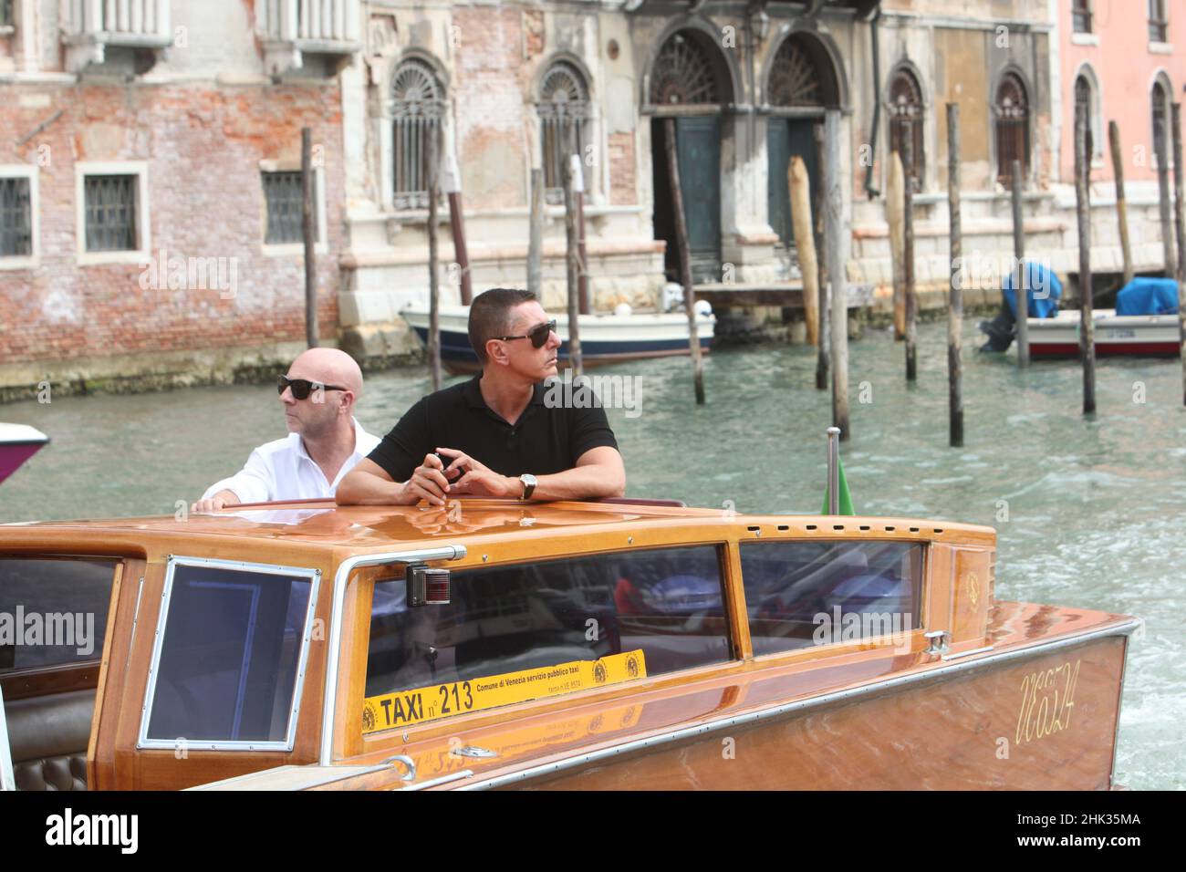 Domenico Dolce und Stefano Gabbana im Wassertaxi in venedig Stockfoto