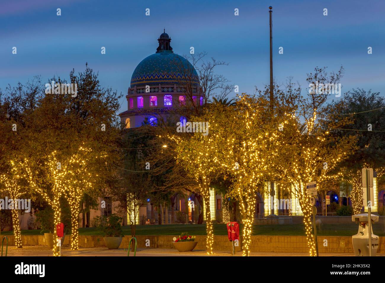 El Presidio Park und Rathaus Gebäude in der Abenddämmerung in der Innenstadt von Tucson, Arizona, USA Stockfoto
