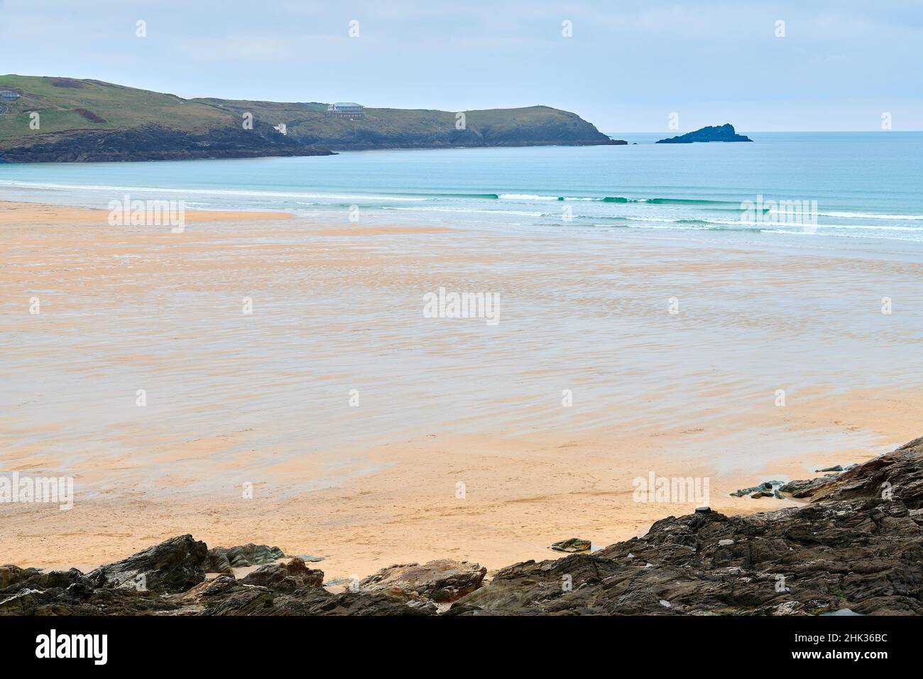 Ein verlassener Fistral-Strand, Newquay, England, an einem Wintertag mit wenig Brandung. Stockfoto