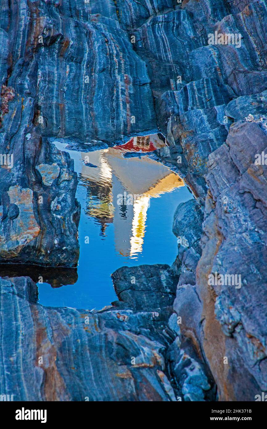 USA, Neuengland, Maine, Pemaquid Point Leuchtturm in Reflexion. Stockfoto