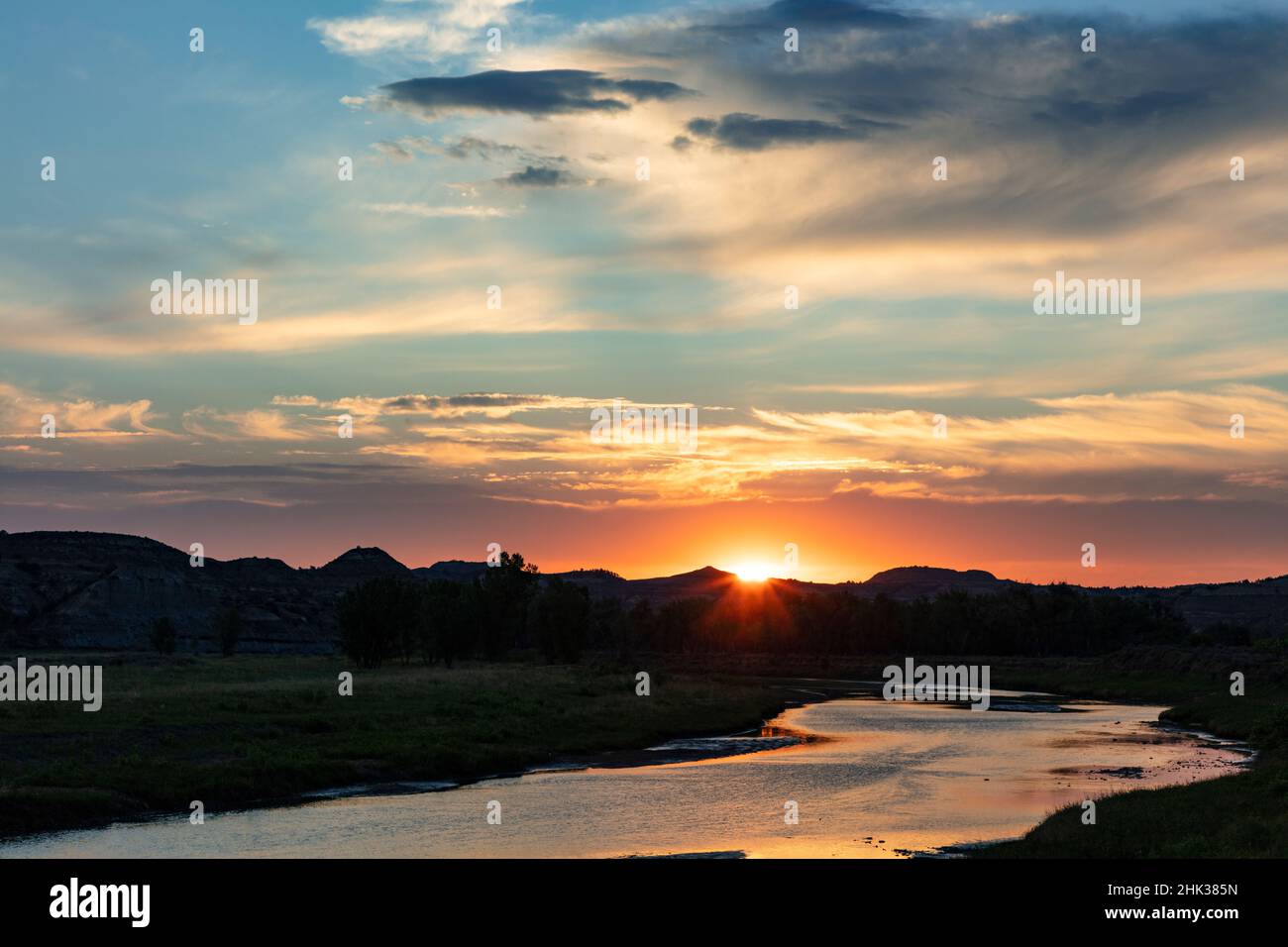 Sonnenaufgang über dem Little Missouri River im Theodore Roosevelt National Park, North Dakota, USA Stockfoto