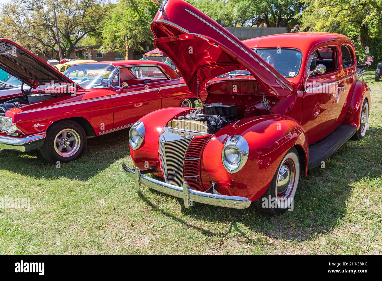 Marble Falls, Texas, USA. Oldtimer mit offenen Hauben auf einer Autoshow. (Nur Für Redaktionelle Zwecke) Stockfoto