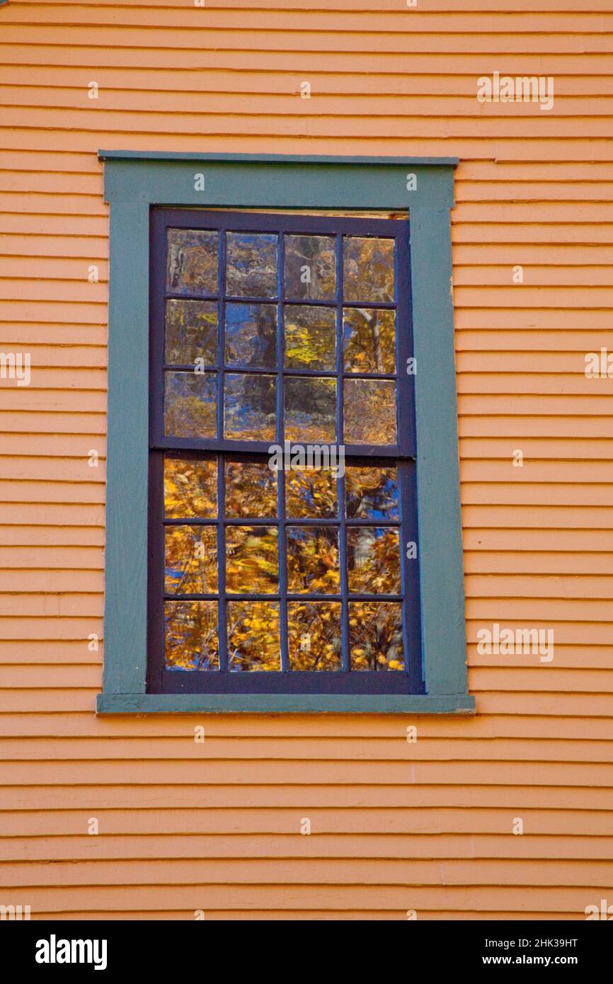 USA, New England, Vermont Union Christian Church Fenster reflektieren Herbst farbigen Ahornbäume, Stockfoto