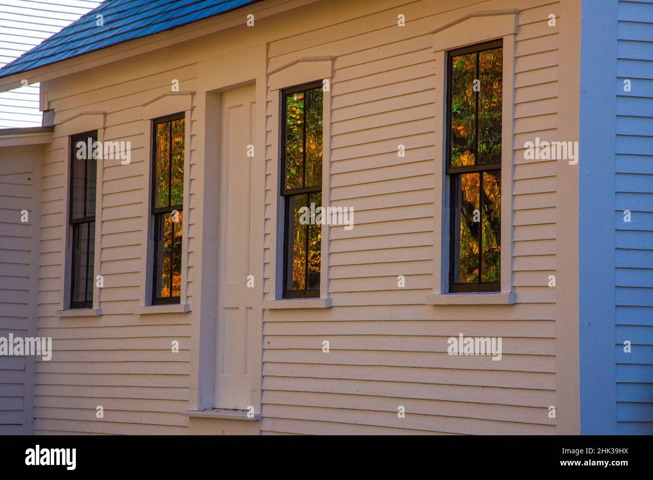 USA, New England, Vermont Union Christian Church Fenster reflektieren Herbst farbigen Ahornbäume, Stockfoto