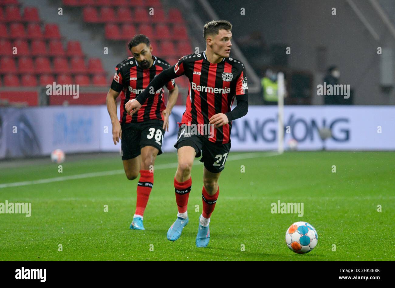 BayArena Leverkusen Deutschland, 22,1.2022, Fußball: Bundesliga-Saison 2021/22, Spieltag 20, Bayer 04 Leverkusen (B04) vs FC Augsburg (FCA) - Florian Wirtz (B04) die DFL-VORSCHRIFTEN VERBIETEN DIE VERWENDUNG VON FOTOS ALS BILDSEQUENZEN UND/ODER QUASI-VIDEO Stockfoto