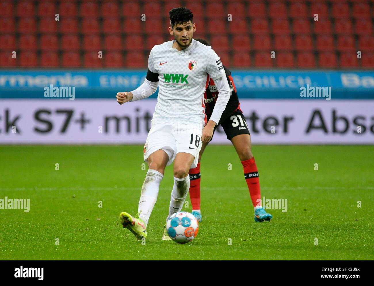 BayArena Leverkusen Deutschland, 22,1.2022, Fußball: Bundesliga-Saison 2021/22, Spieltag 20, Bayer 04 Leverkusen (B04, rot) gegen FC Augsburg (FCA, weiß) - Ricardo Pepi (FCA) Stockfoto