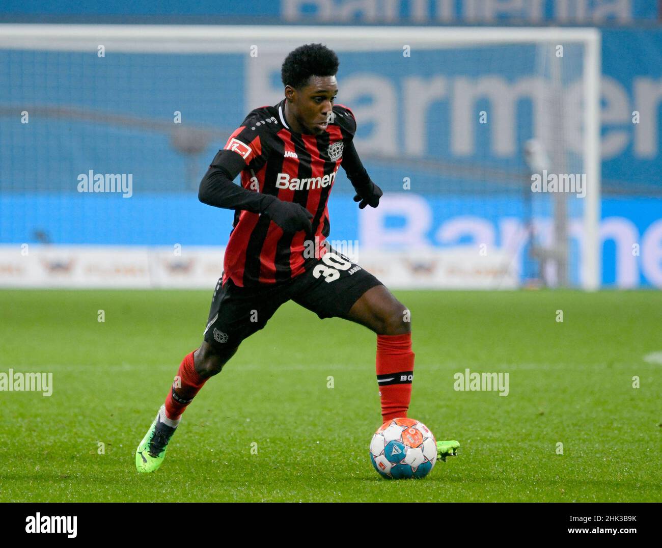 BayArena Leverkusen Deutschland, 22,1.2022, Fußball: Bundesliga-Saison 2021/22, Spieltag 20, Bayer 04 Leverkusen (B04, rot) gegen FC Augsburg (FCA, weiß) - Amine Adli (B04) Stockfoto