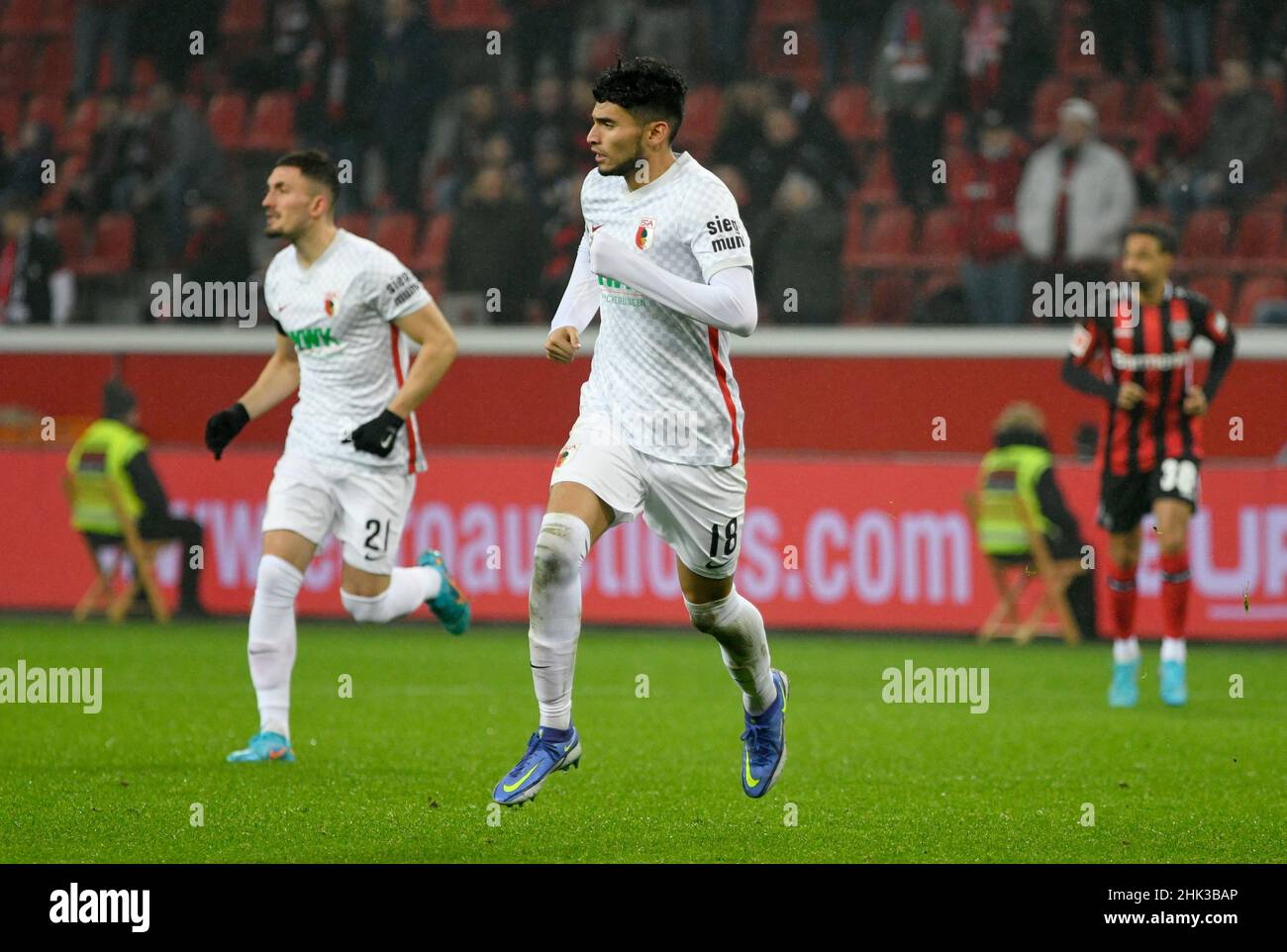 BayArena Leverkusen Deutschland, 22,1.2022, Fußball: Bundesliga-Saison 2021/22, Spieltag 20, Bayer 04 Leverkusen (B04, rot) gegen FC Augsburg (FCA, weiß) - Ricardo Pepi (FCA) Stockfoto