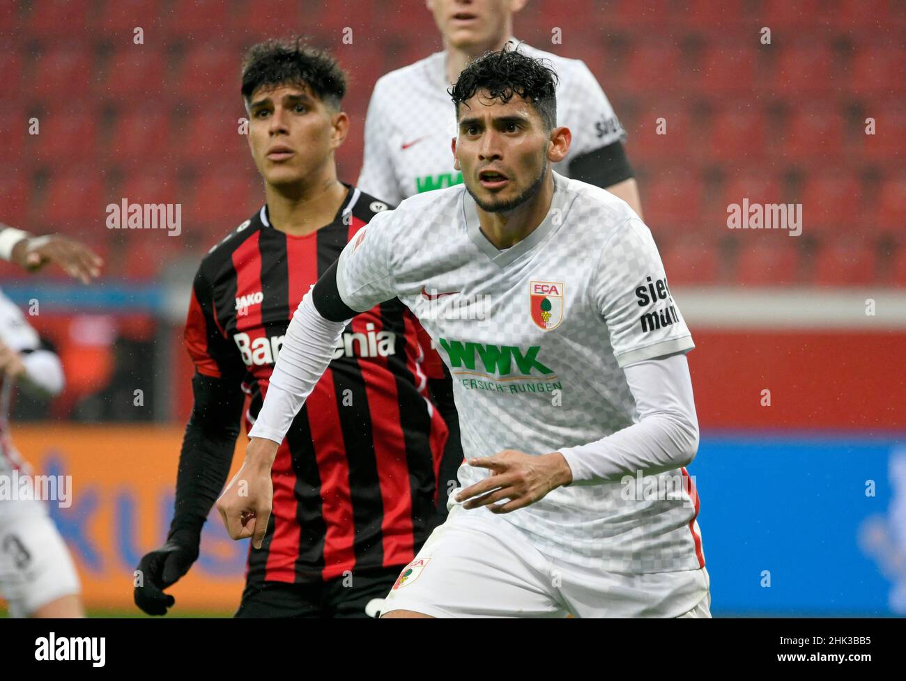 BayArena Leverkusen Deutschland, 22,1.2022, Fußball: Bundesliga-Saison 2021/22, Spieltag 20, Bayer 04 Leverkusen (B04, rot) gegen FC Augsburg (FCA, weiß) - Piero Hincapie (B04), Ricardo Pepi (FCA) Stockfoto