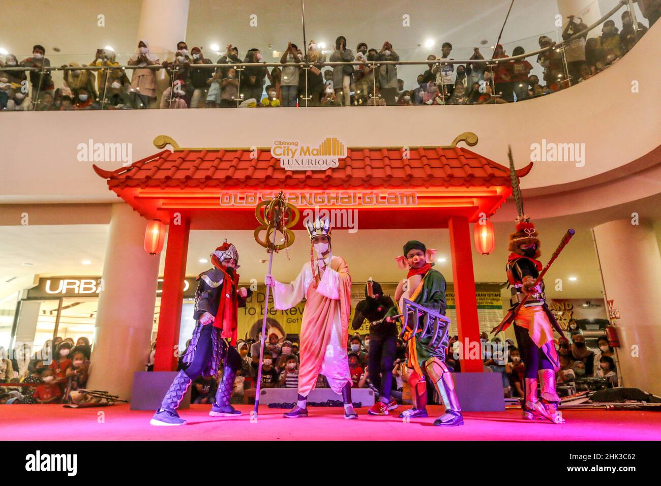 Aufführungen der Cosplay-Attraktionen „Barongsai“ und „Sun Go Kong“ unterhalten Besucher in einem Einkaufszentrum in Indonesien, um das chinesische Neujahr zu feiern Stockfoto
