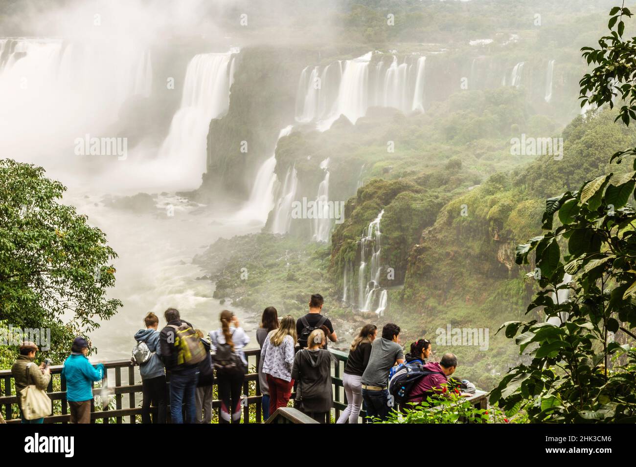 Brasilien, Iguzu Falls. Touristen beobachten Wasserfälle. Kredit als: Cathy & Gordon Illg / Jaynes Gallery / DanitaDelimont.com Stockfoto