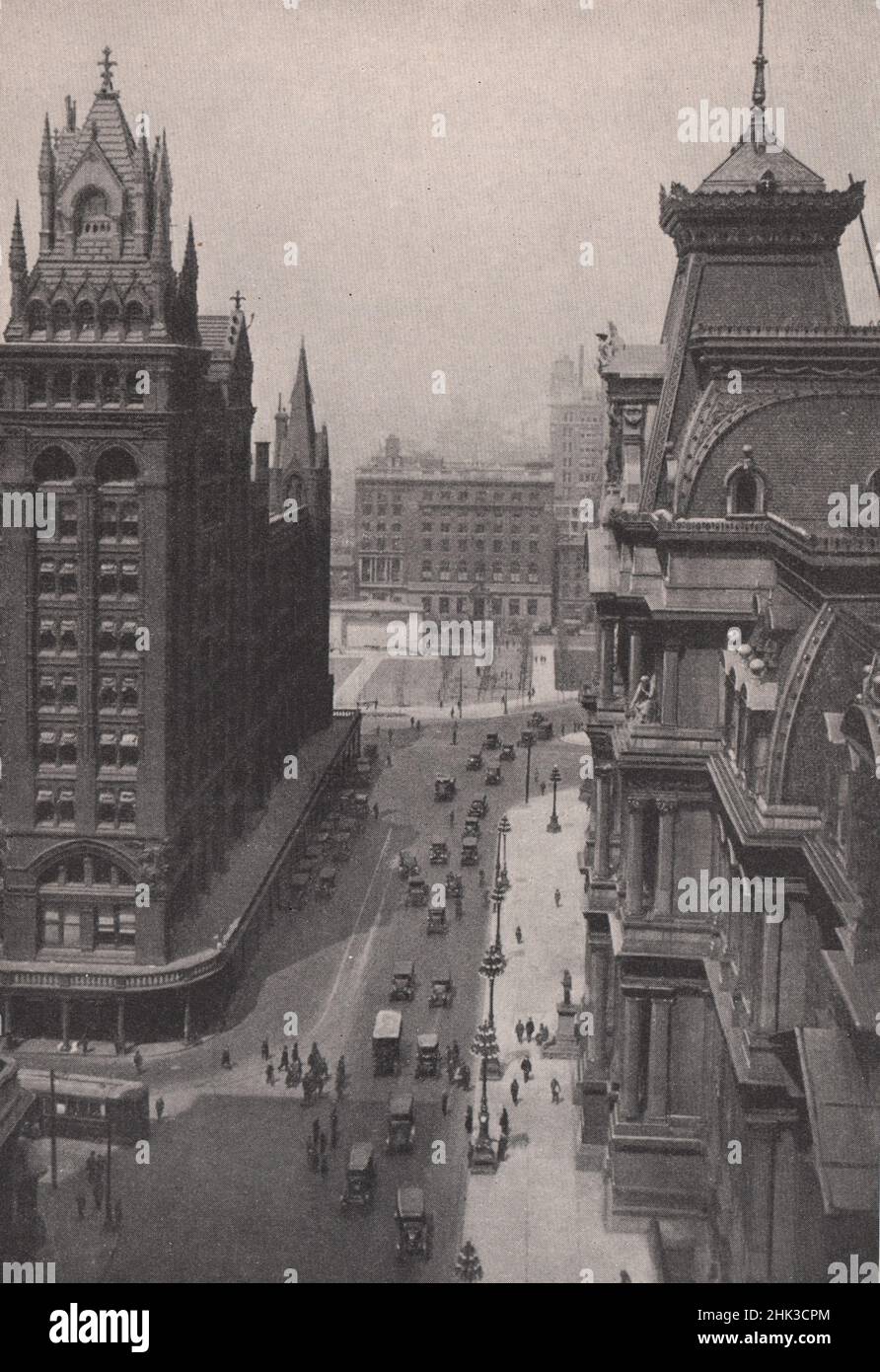 Der Verkehr fließt um die riesige Insel des Rathauses. Pennsylvania. Philadelphia (1923) Stockfoto