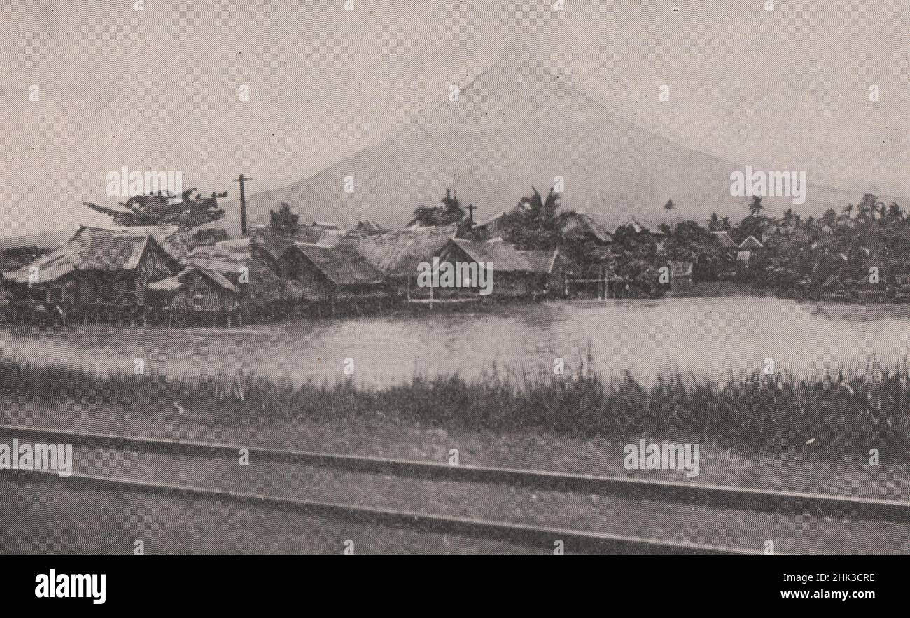 Legaspi am Fuße des perfekten Kegels von Mount Mayon. Philippinen. Philippinische Inseln (1923) Stockfoto