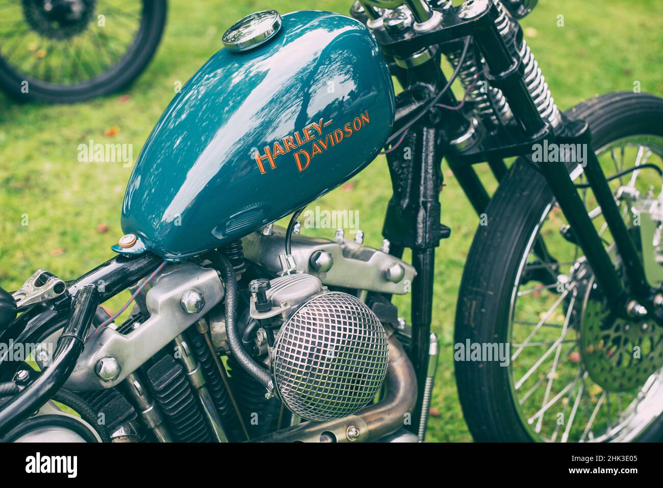 Custom Harley Davidson Motorrad mit Knucklehead-Motor im Bicester Heritage Center, sonntag Scramble Veranstaltung. Bicester, Oxfordshire, England Stockfoto