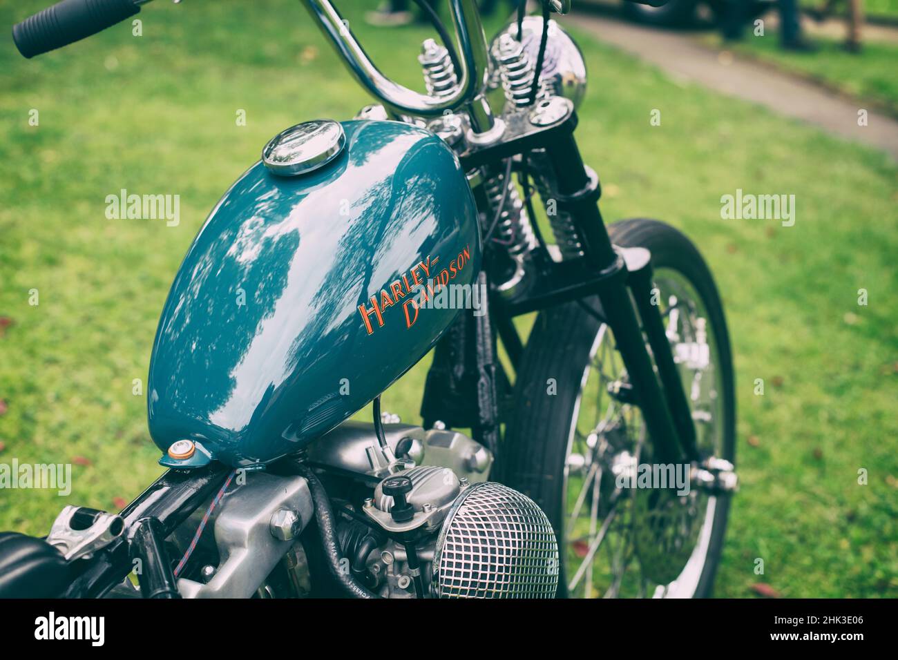Custom Harley Davidson Motorrad mit Knucklehead-Motor im Bicester Heritage Center, sonntag Scramble Veranstaltung. Bicester, Oxfordshire, England Stockfoto