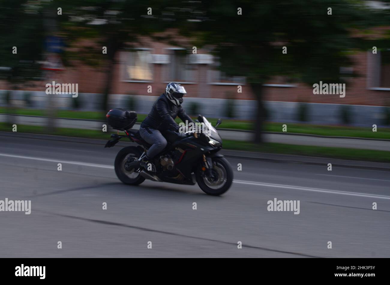 Ein Motorrad mit hoher Geschwindigkeit fahren Stockfoto