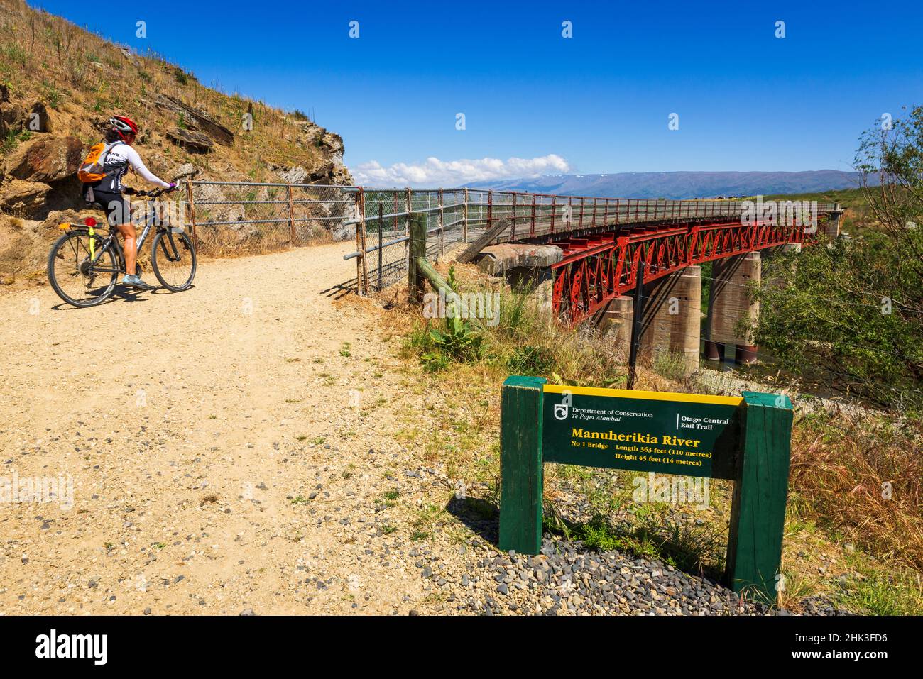 Radler, der die Brücke über den Manuherikia River auf dem Otago Central Rail Trail, Otago, South Island, Neuseeland überquert (nur zur redaktionellen Verwendung) Stockfoto