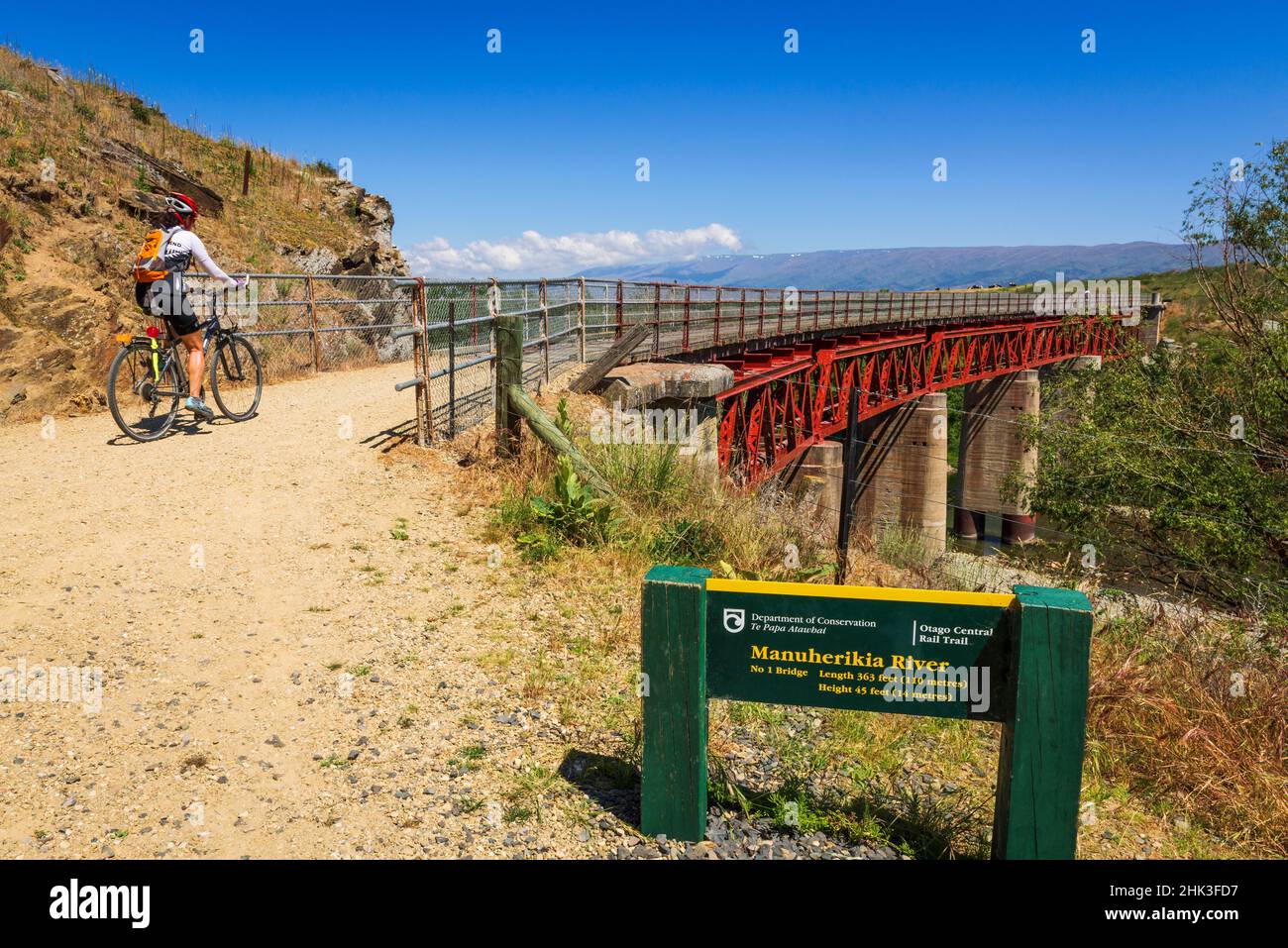 Radler, der die Brücke über den Manuherikia River auf dem Otago Central Rail Trail, Otago, South Island, Neuseeland überquert (nur zur redaktionellen Verwendung) Stockfoto