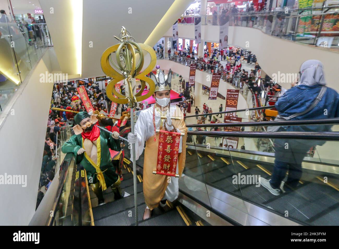 Aufführungen der Cosplay-Attraktionen „Barongsai“ und „Sun Go Kong“ unterhalten Besucher in einem Einkaufszentrum in Indonesien, um das chinesische Neujahr zu feiern Stockfoto