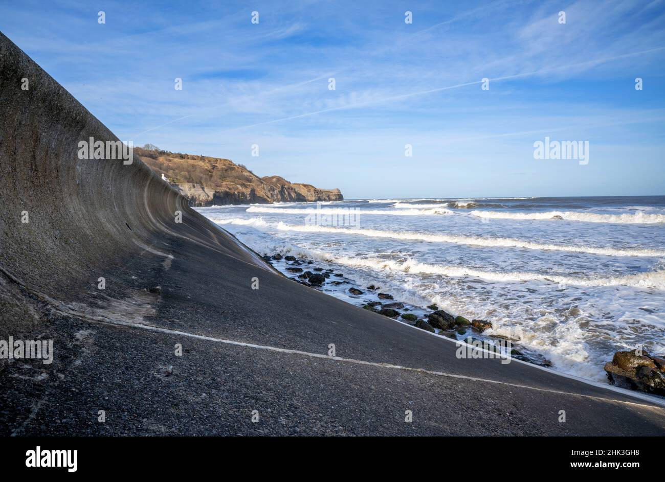 Starker Meeresanschwellen und Wellen am Sandsend Beach in North Yorkshire Stockfoto