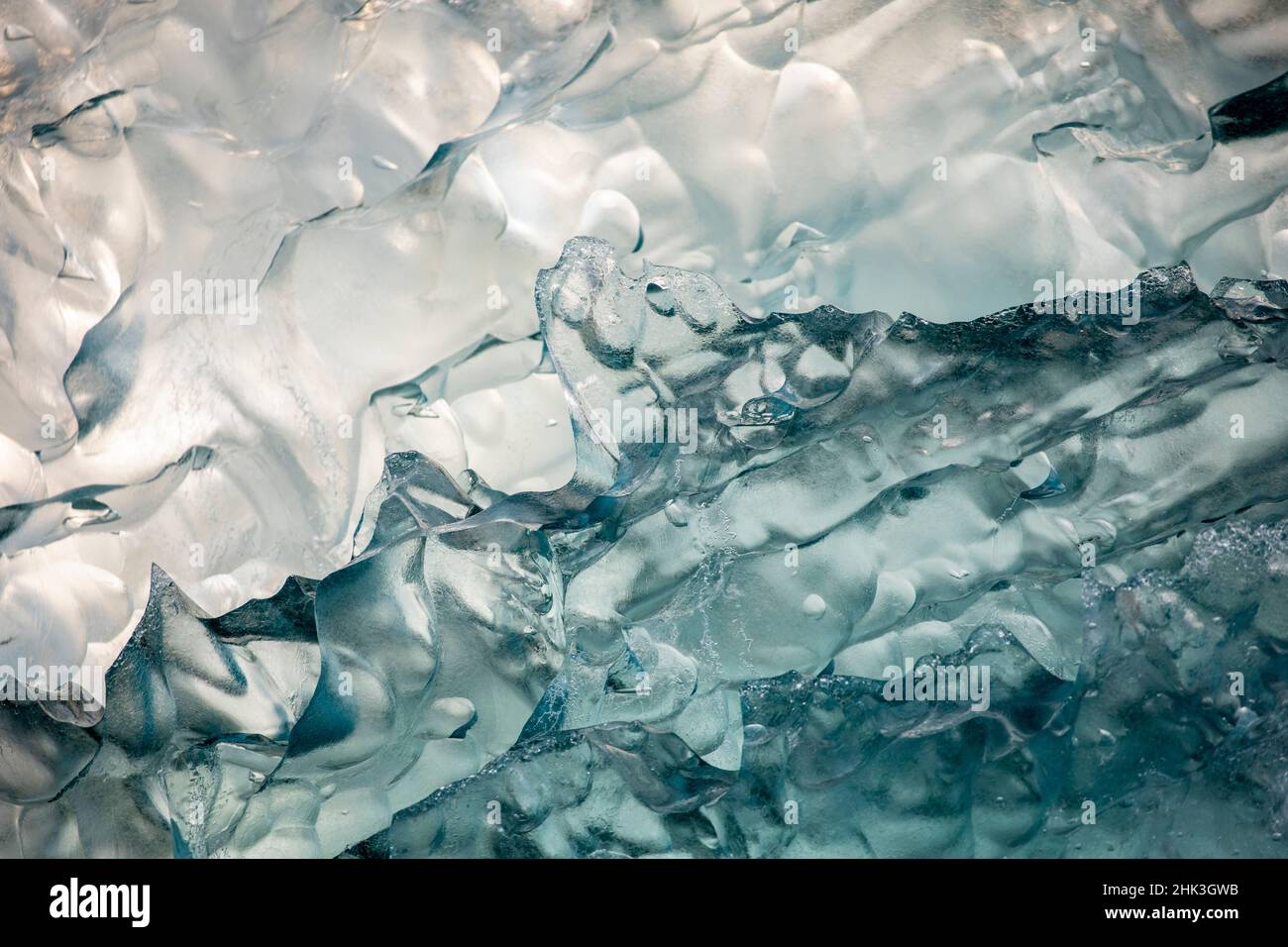 USA, Alaska, Tracy Arm-Fords Terror Wilderness, tiefer blau-grüner Eisberg, der in der Nähe des South Sawyer Glacier im Tracy Arm schwimmt Stockfoto