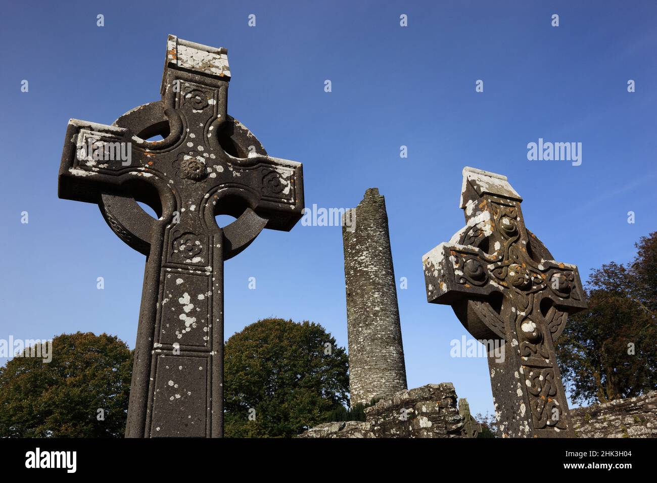 Rundturm, Mainistir Bhuithe, Monasterboice, eine Klosterruine der Iroschottischen Kirche in Irland in der Grafschaft Louth, gegründet vom heiligen Bui Stockfoto