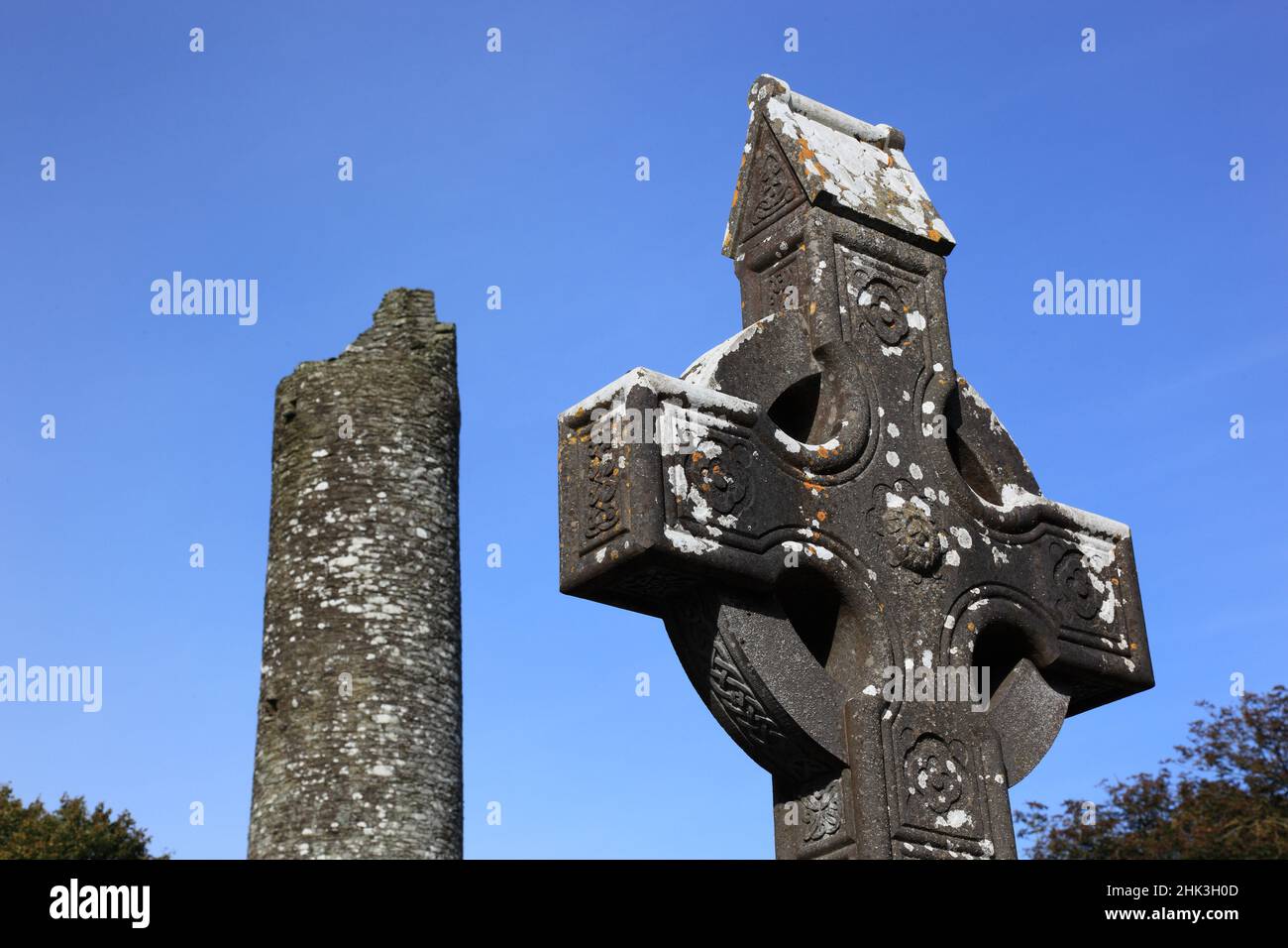 Rundturm, Hochkreuz Kreuz von Muiredach, Mainistir Bhuithe, Monasterboice, eine Klosterruine der Iroschottischen Kirche in Irland in der Grafschaft Lo Stockfoto