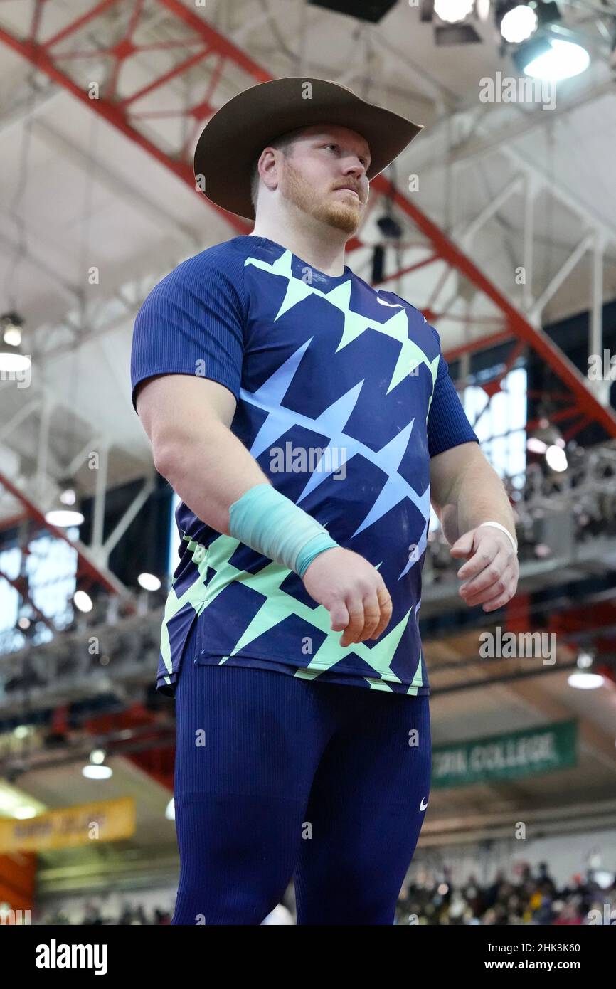 Ryan Crouser (USA) trägt einen Cowboyhut während des Shot Put bei den 114. Millrose Games in The Armory am Samstag, 29. Januar 2022 in New York. (David Hick Stockfoto