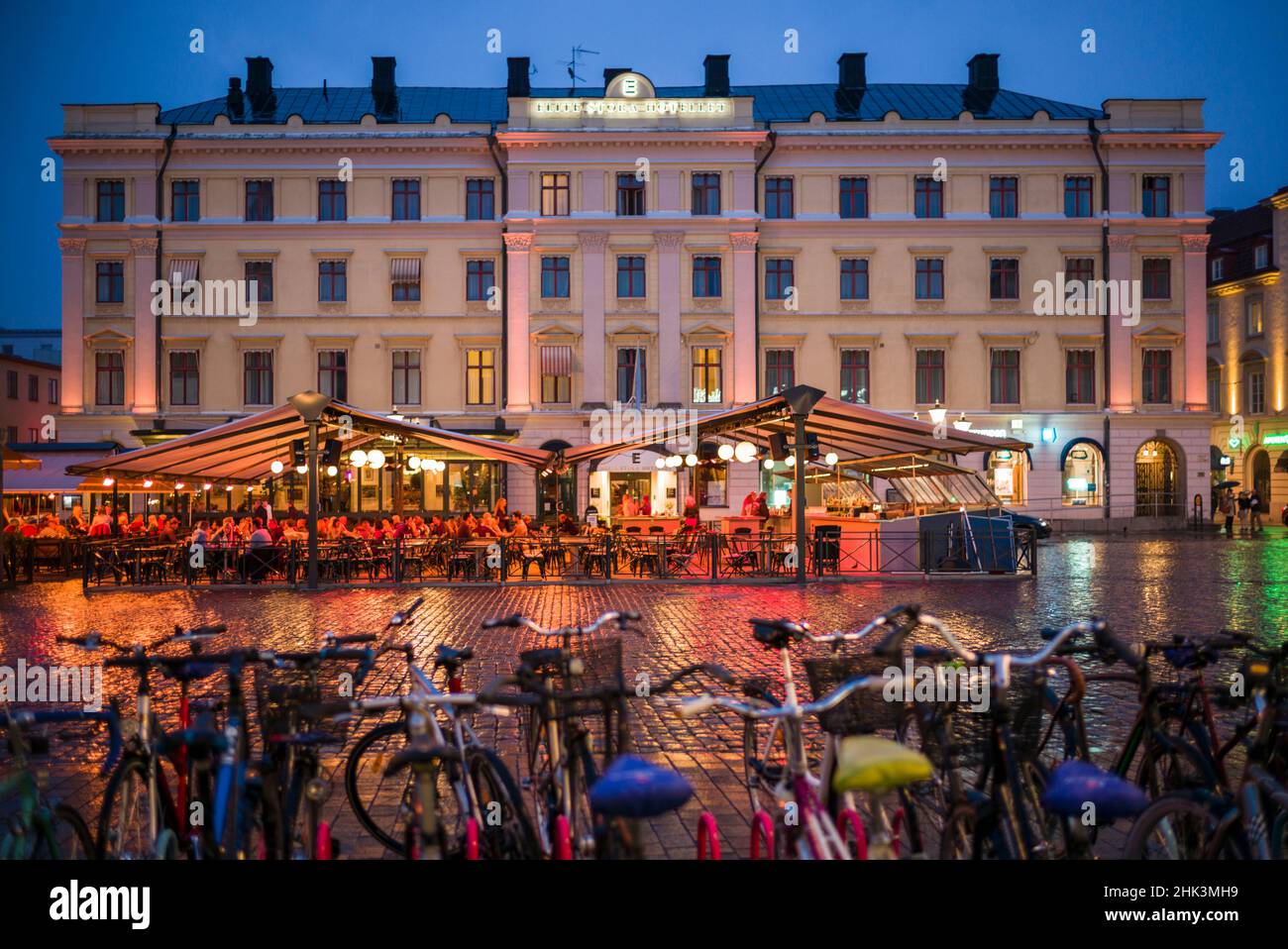 Schweden, Linkoping, Cafés und Bars auf dem Zielplatz Stora, Abenddämmerung Stockfoto