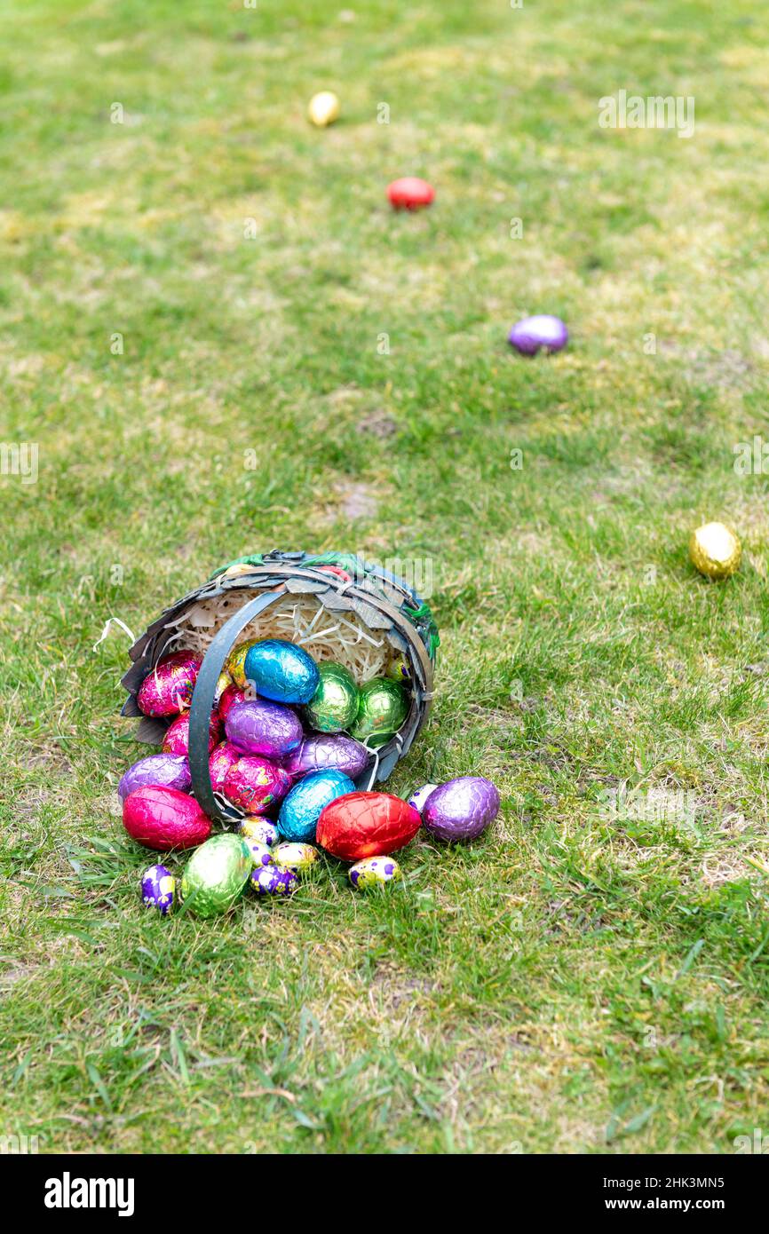 Eiersuche in einem Garten zu Ostern, Pas de Calais, Frankreich Stockfoto