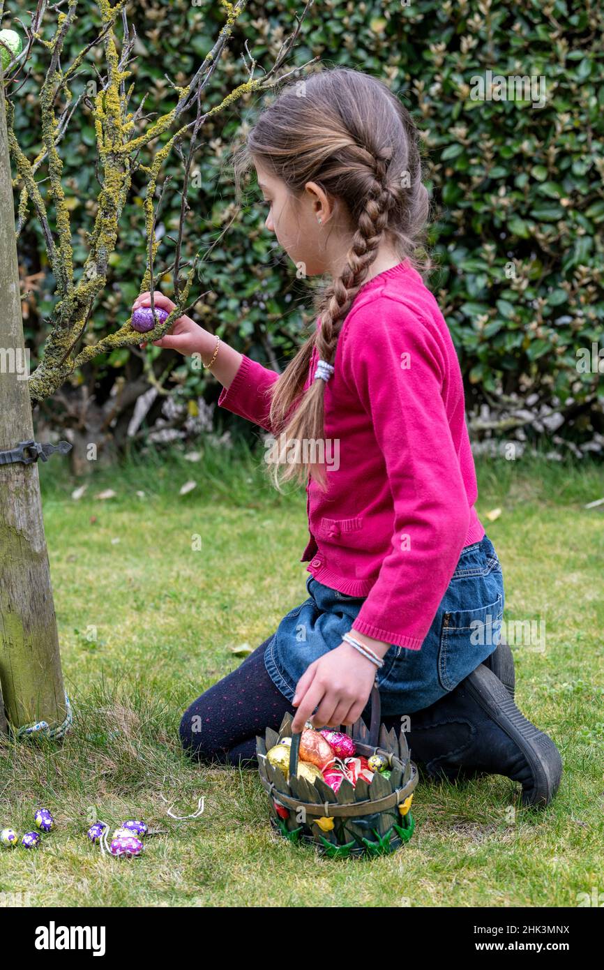 Eiersuche in einem Garten zu Ostern, Pas de Calais, Frankreich Stockfoto