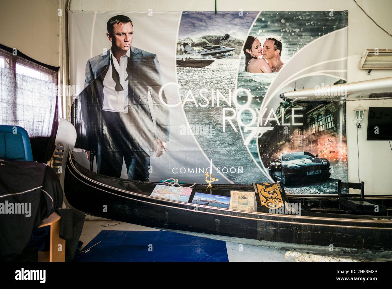 Schweden, Glasriket, historische Glasbauregion Kingdom of Glass, Nybro, James Bond Museum, venezianische Gondel im James Bond Film Stockfoto