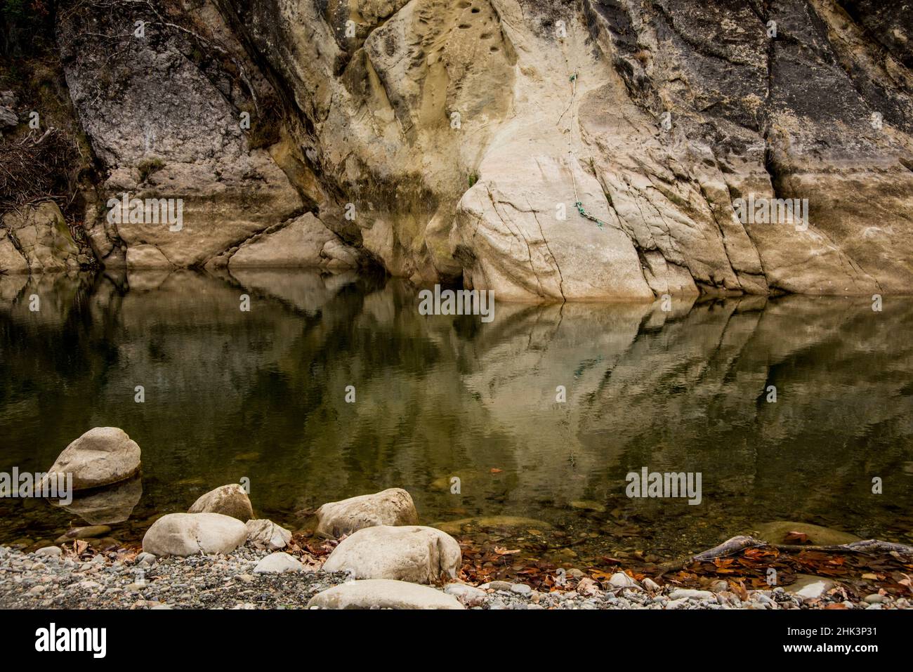 USA, Kalifornien. Los Padres National Forest, „Badewannenring“, der auf einen Wasserstand hinweist. Stockfoto