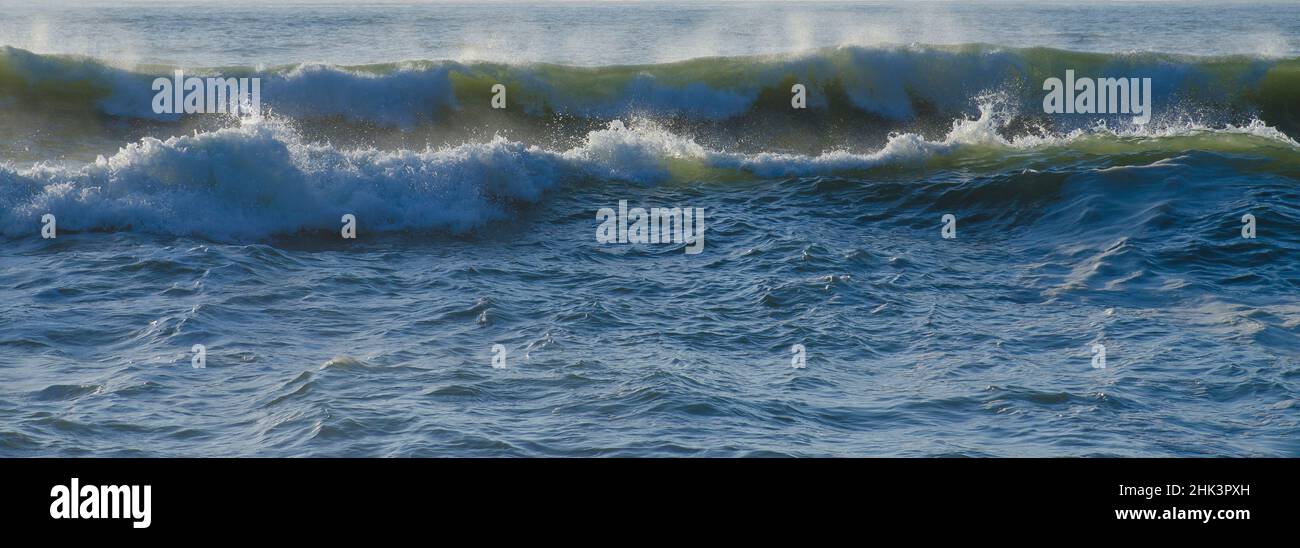 Große Wellen am Rockaway Beach, Pacifica, Kalifornien, USA Stockfoto