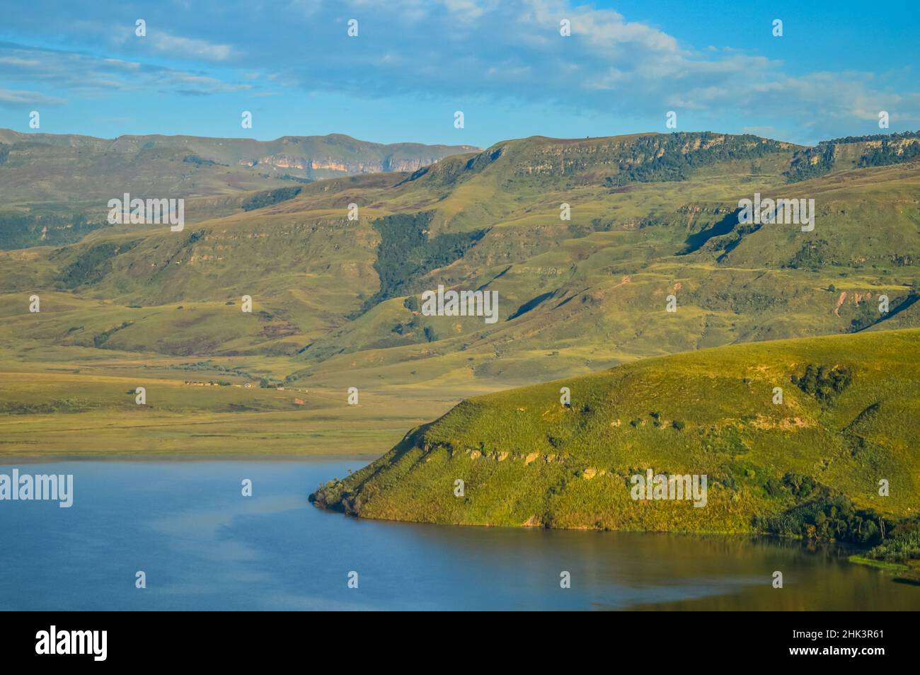 Drakensberger Berghang und Glockenturm Staudamm um Cathkin Peak Stockfoto