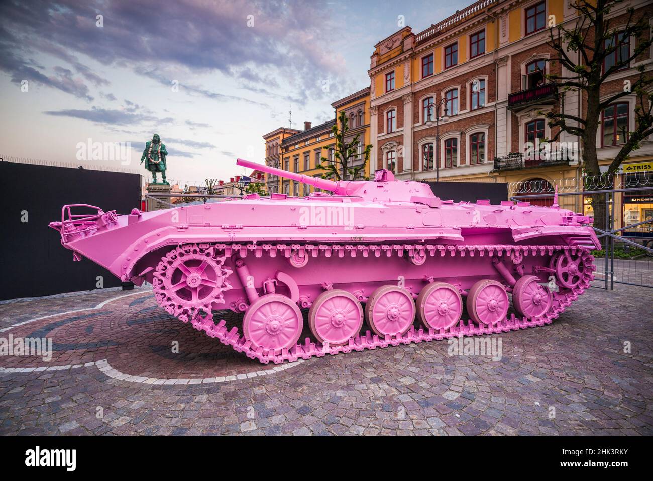 Schweden, Narke, Orebro, Pink Tank, ehemaliger BMP-1-Panzer aus dem sowjetischen Block, vom tschechischen Künstler David Cerny pink lackiert als Symbol für den Orebro Open Ar Stockfoto