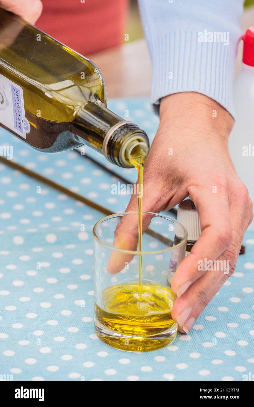Herstellung einer Anti-Cochineallotion für Zimmerpflanzen mit Alkohol, Tafelöl und ätherischem Öl. Stockfoto