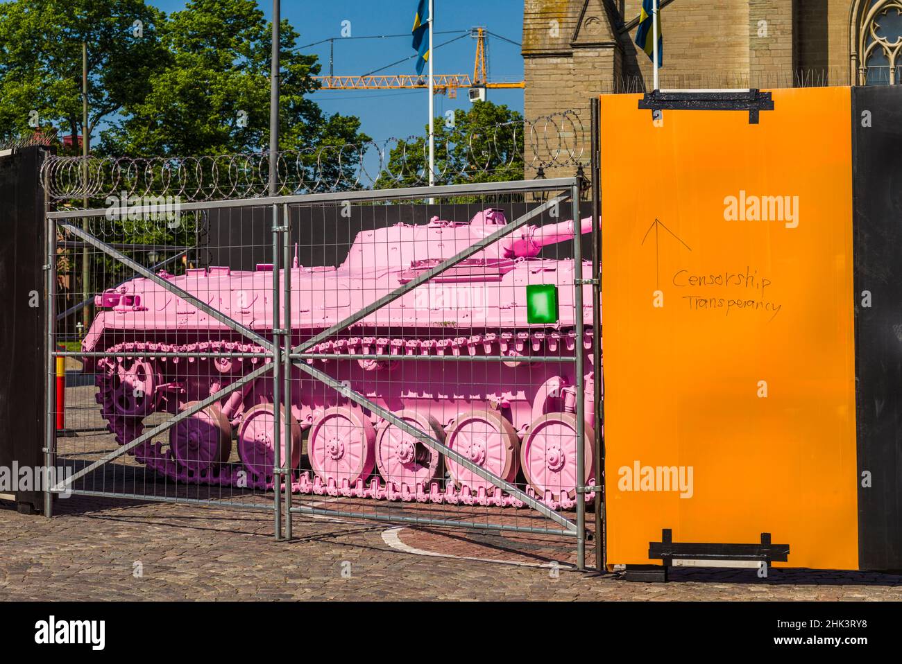 Schweden, Narke, Orebro, Pink Tank, ehemaliger BMP-1-Panzer aus dem sowjetischen Block, vom tschechischen Künstler David Cerny pink lackiert als Symbol für den Orebro Open Ar Stockfoto