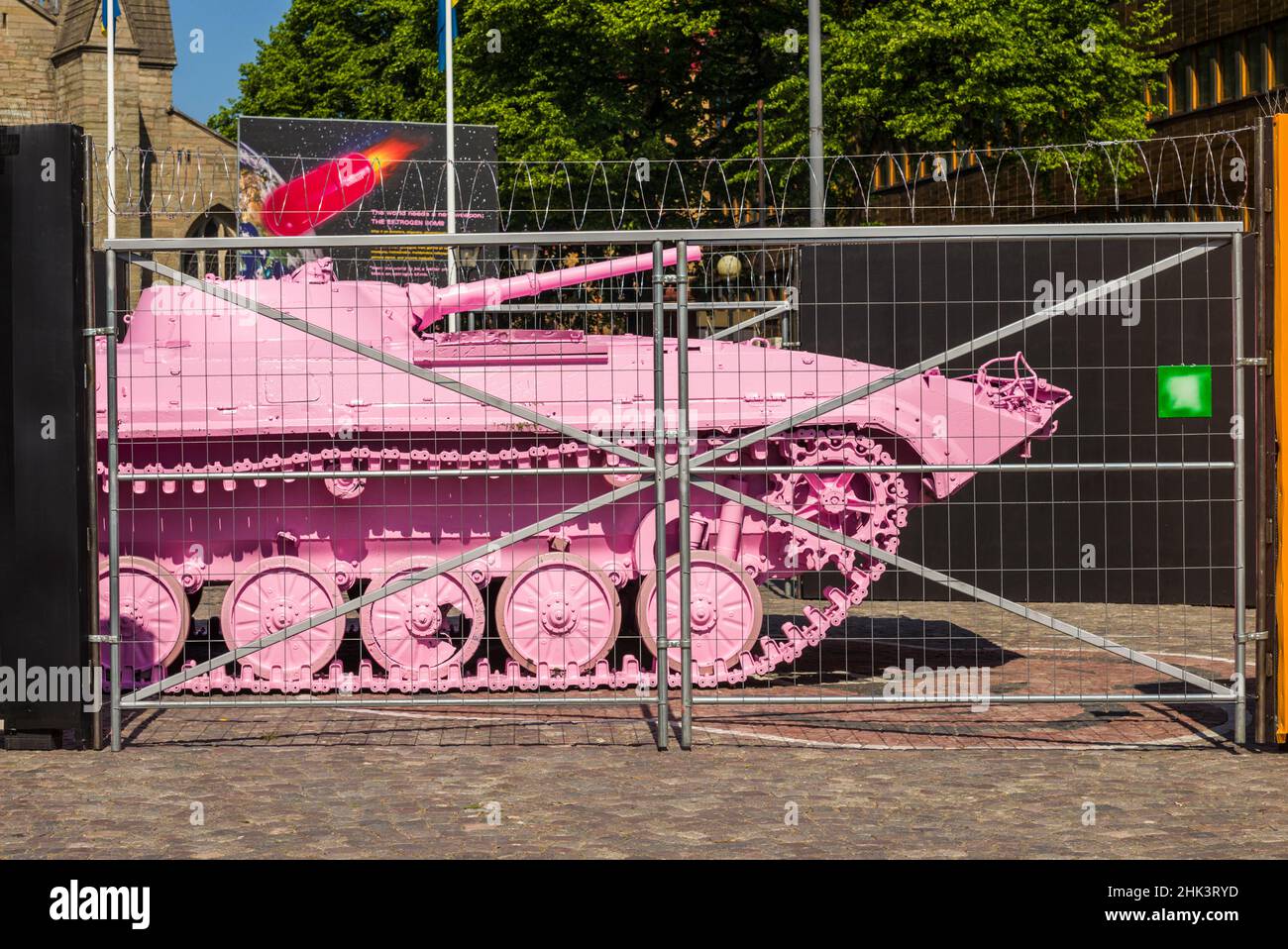 Schweden, Narke, Orebro, Pink Tank, ehemaliger BMP-1-Panzer aus dem sowjetischen Block, vom tschechischen Künstler David Cerny pink lackiert als Symbol für den Orebro Open Ar Stockfoto